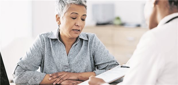 Therapietreue verbessern? Kostenloses Webinar zeigt Optionen Skeptische Patientin bei Arzt