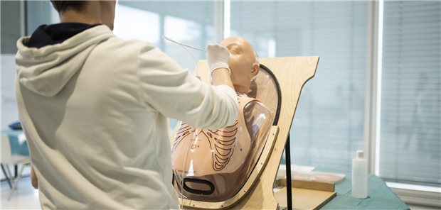 Ein Medizinstudent legt einer Puppe eine Magensonde. In Thüringen sollen sechs Prozent der Studienplätze für künftige Landärzte reserviert werden.