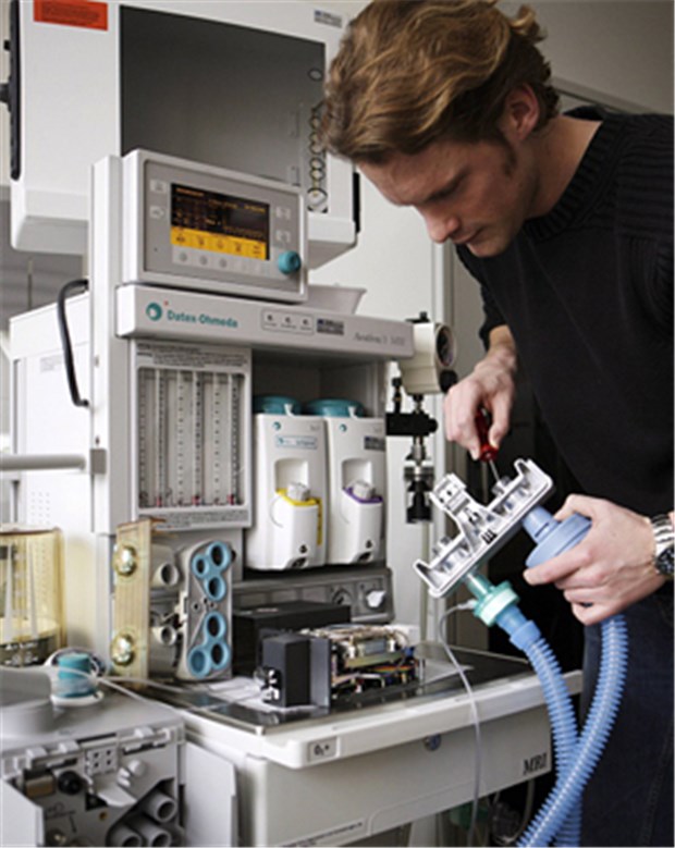 Verhaltener Optimismus in der MedTech-Branche Ein Medizintechniker während seiner Arbeit an einem Narkosegerät in einem Medizinlabor.