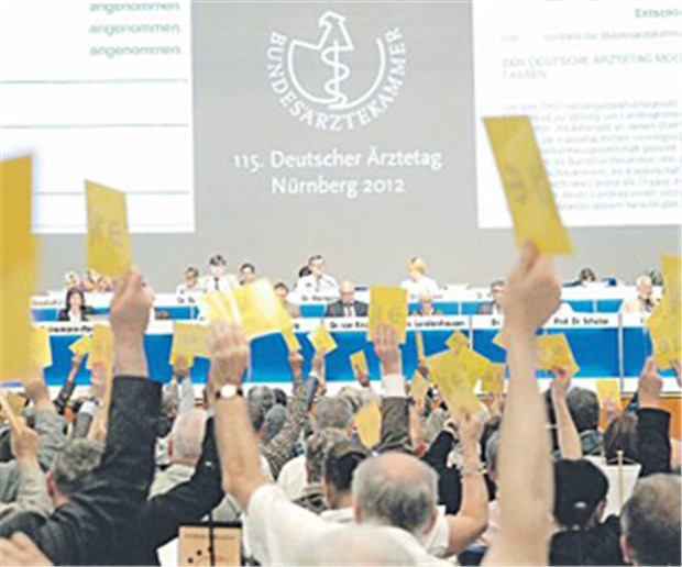 Ärzte, vernetzt Euch! Ein Meer in Gelb: Ärztetagsdelegierte bei der Abstimmung am Dienstag. Nicht immer waren die Voten einmütig.
