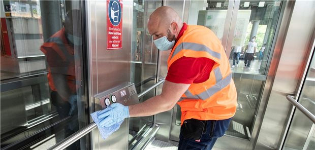 Wischen gegen das Coronavirus Ein Mitarbeiter der Bahn desinfiziert die Knöpfe in einem Fahrstuhl im Hauptbahnhof Mainz.