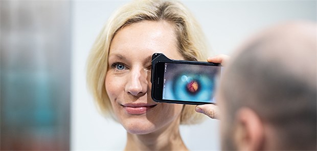 Smarte Ophthalmoskope und heilende Pflaster Ein Mitarbeiter der Firma D-Eye · präsentiert ein genial einfaches System für Netzhaut- und Augenuntersuchungen. Das Smartphone-Ophthalmoskop besteht aus einem Kameraaufsatz sowie einer speziell entwickelten App.