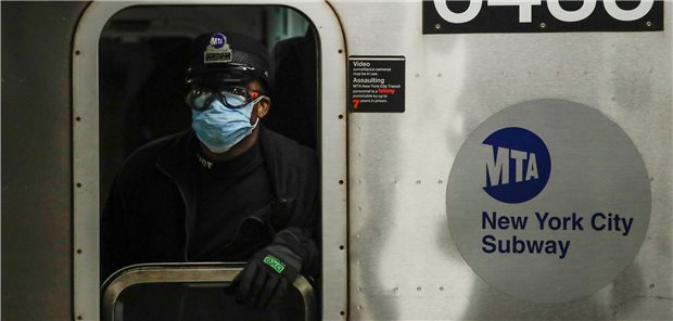 Den USA droht Chaos in Flugzeugen und Zügen nach Corona-Masken-Urteil Ein Mitarbeiter der Metropolitan Transportation Authority trägt einen Mund-Nasen-Schutz an einer U-Bahn-Station in New York: In dem Bundesstaat gilt die Corona-Maskenpflicht vorerst weiter. (Archivbild)
