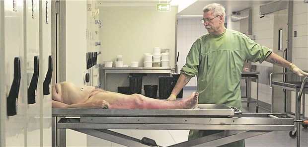 Qualifizierte Leichenschau – Revolution ist ausgeblieben Ein Mitarbeiter der Rechtsmedizin – hier Uniklinikum Hamburg- Eppendorf – schiebt eine Leiche in eine Kühlkammer.