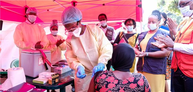 Ein Mitarbeiter des Gesundheitswesens bereitet die Verabreichung einer Testdosis des Ebola-Impfstoffs während einer Impfkampagne im Mulago National Referral Hospital in Kampala vor.