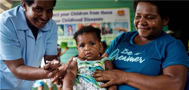 Masern: Infektionszahl erreicht Höchststand seit 23 Jahren Ein Mitarbeiter des Gesundheitswesens impft ein Kind gegen Masern, Mumps und Röteln (MMR ) in der 9 Mile Health Clinic, Papua-Neuguinea