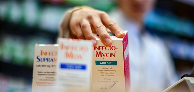 Ein Mitarbeiter einer Apotheke greift nach einer Packung Antibiotikasaft „Infectomycin“ für Kinder.