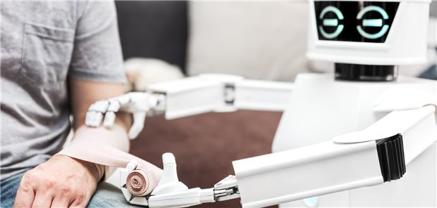 Ein Mittel gegen den Fachkräftemangel? Ein Roboter legt einen Verband an. 