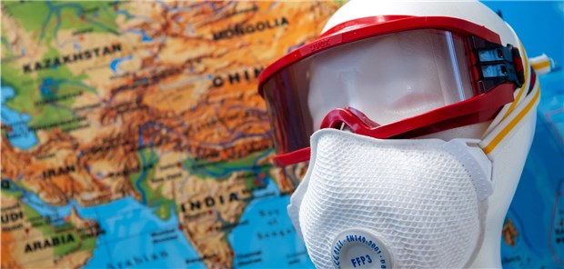 Ein Mundschutz und eine Schutzbrille sind in einem Besprechungszimmer der Task-Force Infektiologie“ am Flughafen München zu sehen.