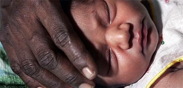 Täglich sterben 16.000 Kinder Ein Mutter in Sri Lanka legt die Hand auf die Stirn ihres zwei Tage alten Kindes in Galle, südlich Colombo. Jedes Jahr sterben rund 5,9 Millionen Kinder unter fünf Jahren.