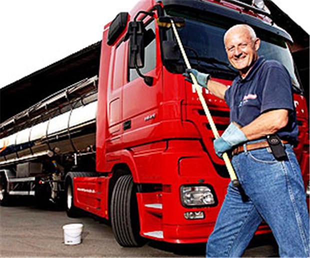 Einst Herzchirurg, jetzt Busfahrer Ein Name, ein Truck: Erinnerung an die Zeit, als Dr. Markus Studer LKW-Fahrer war.