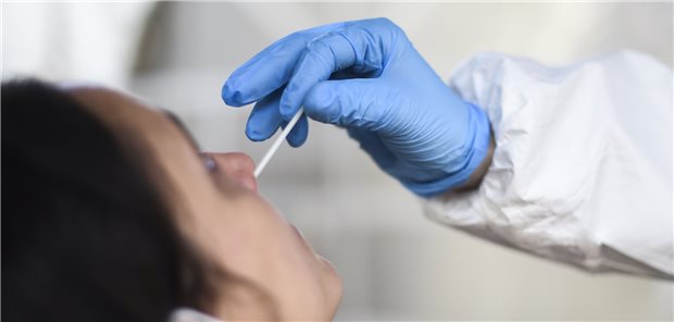 Ein Nasenabstrich für einen Corona-Schnelltest wird entnommen: Es könnte sich bereits um die neue Variante BQ.1.1 handeln.