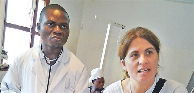 "Man schafft viel" Ein Neugeborenes auf Station: Anja Junker im afrikanischen Klinikalltag.