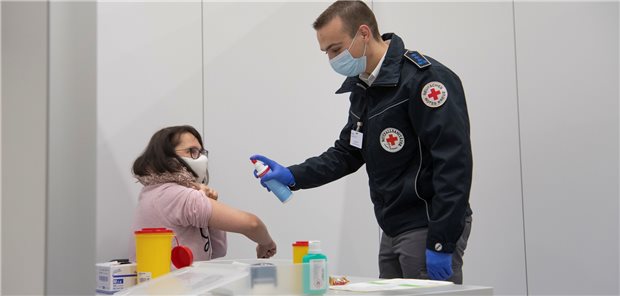 Immer weniger wollen sich gegen Corona impfen lassen Ein Notfallsanitäter simuliert am Donnerstag in Hanau an einer Freiwilligen im geplanten Impfzentrum den Ablauf einer Corona-Impfung.