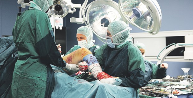 Hüft- und Knie-Op: Komplikationsraten von bis zu 50 Prozent Ein OP-Team bei einer Hüftgelenk-Operation. Die KKH-Allianz fordert auch hier Mindestmengen.