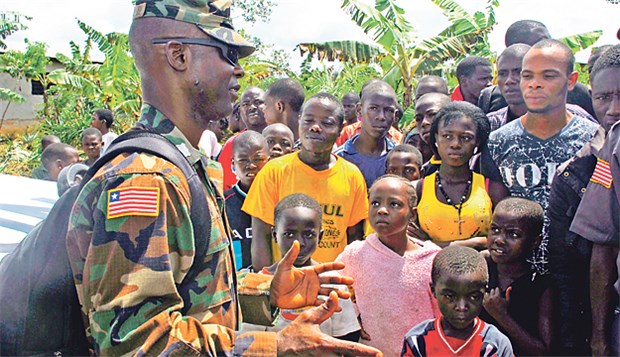 'In Liberia ist die Lage wie im Krieg' Ein Offizier spricht mit Dorfbewohnern über den Aufbau einer Ebola-Station.