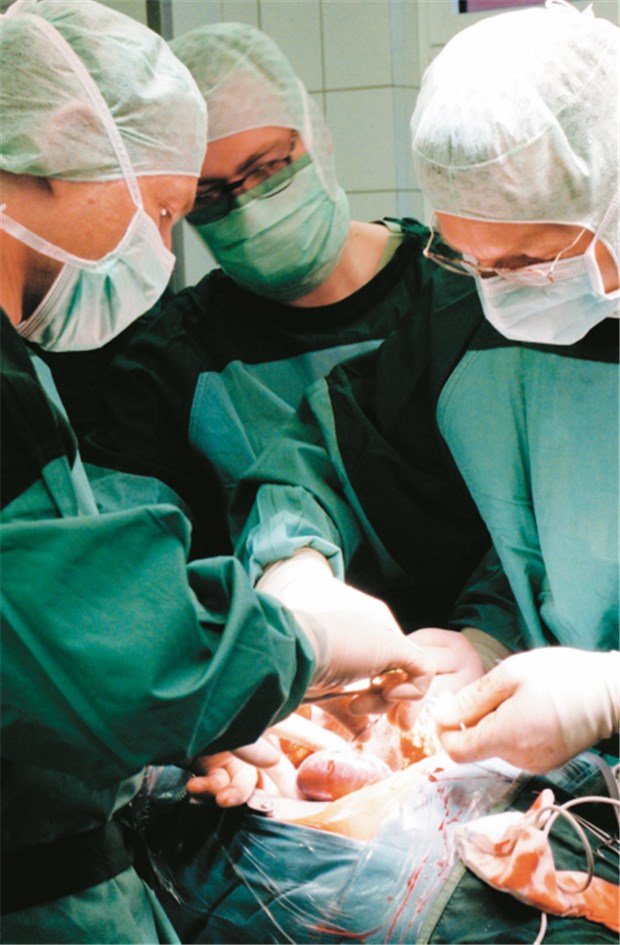 Individualisierte Immunsuppression im Test Ein Operationsteam bei einer Nierentransplantation. Die Stärke der postoperativen Immunsuppression kann sich sehr unterscheiden. © dpa