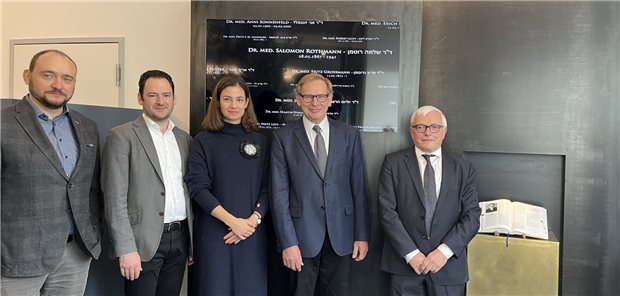 Ein Ort der Erinnerung: Architekt Tobias Lo (von links), Lior und Chantal Gitelmann, Manfred Richter-Reichhelm, ehemaliger Vorstandsvorsitzender der KV Berlin, und Burkhard Ruppert, aktueller KV-Vorstandschef, stehen in der neu eingeweihten Gedenkstätte für jüdische Ärzte.