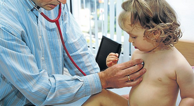 Pharma-Firmen fordern mehr Forschung für Kinder Ein Pädiater behandelt ein Kind: Die notwendigen Medikamente können in der Apotheke ausgetauscht werden. Nach Ansicht des BPI ein Skandal.