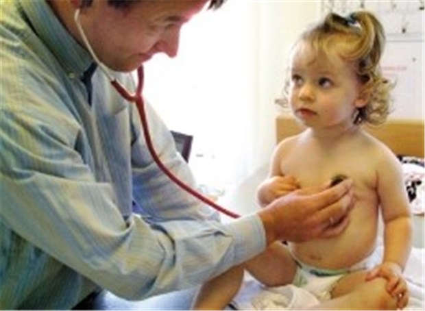Hausarzt oder Kinderarzt - Wer darf welche Patienten behandeln? Ein Pädiater bei einer U7- Kinderuntersuchung.