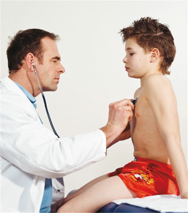 Hausärzte und Pädiater streiten um Kinder Ein Pädiater hört einen kleinen Patienten ab - oder ist es vielleicht doch ein Hausarzt? © emil umdorf / imago