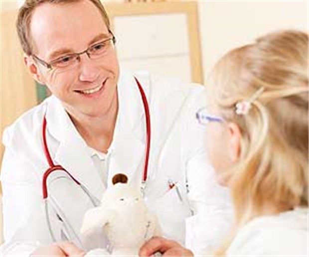 Pädiater auf dem absteigenden Ast Ein Pädiater mit einem Kind: In 60 Prozent aller EU-Länder sind die Kinderärzte nicht oder kaum an der medizinischen Grundversorgung von Kindern beteiligt.