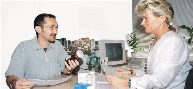 Diagnose einer HIV-Infektion oft erst bei Symptomen Ein Patient berät sich mit seiner Ärztin über eine HIV-Therapie. Viele Infizierte kommen sehr spät zum Arzt.