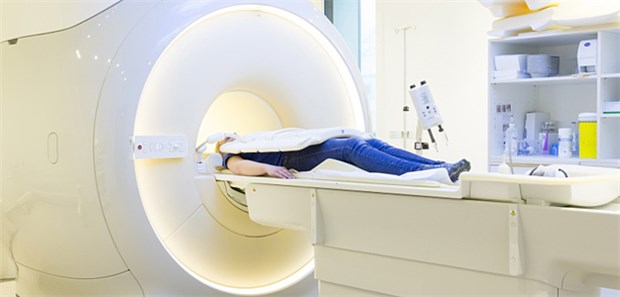 Ein Patient in einem Magnetresonanztomografen. Ob eine zusätzliche MRT bei einem stumpfen Trauma der Halswirbelsäule sinnvoll ist, ist fraglich.
