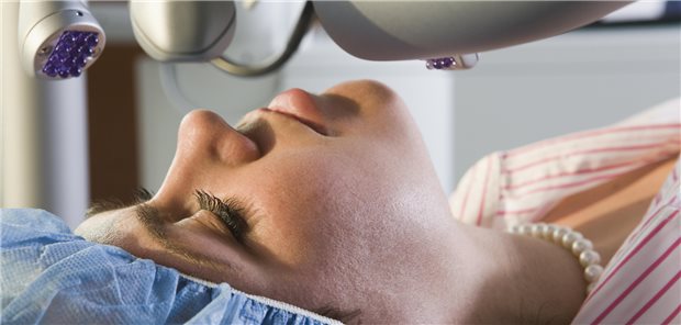 Ein Patient ließ bei einem Augenarzt eine LASIK-Behandlung durchführen. Weil er seitdem unter Sehbeschwerden und Augentrockenheit leidet, forderte er Schadensersatz und Schmerzensgeld. Die Gerichte wiesen seine Klage ab. Zu Unrecht, entschied nun der BGH. Sie hätten nicht fiktiv von seiner Zustimmung zu dem Eingriff ausgehen dürfen.
