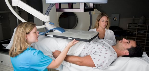 Ein Patient mit Prostata-Ca wird für die Bestrahlung vorbereitet: Die niedrigsten Werte im Bezug auf die Sexualfunktion gaben bei der Befragung Männer an, die diese Therapieform erhalten hatten.