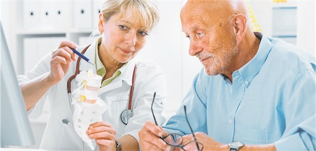 Bei Kreuzweh besser Reden statt Röntgen! Ein Patient mit unspezifischem Kreuzschmerz wird über die Ungefährlichkeit seiner Beschwerden aufgeklärt.