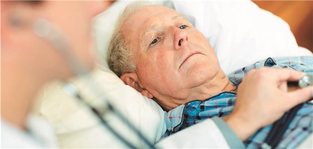 Ein Patient wird am Krankenbett untersucht: SGLT2-Hemmer senken das Risiko für Hospitalisierungen wegen Herzinsuffizienz (Symbolbild).