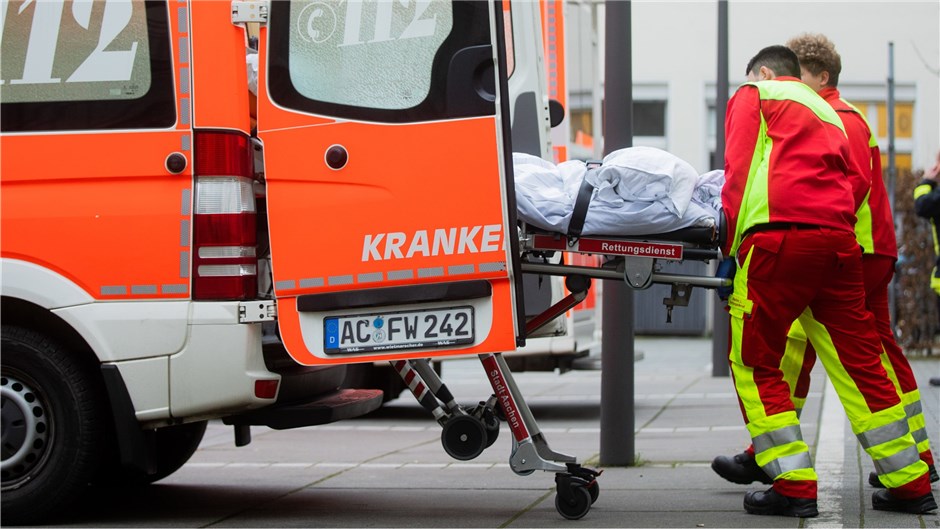 Ein Patient wird bei einer Evakuierung von Patienten auf dem Gelände der Kölner ...