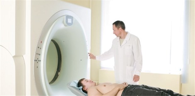 "Herzdiagnostik ist Mannschaftssport!" Ein Patient wird für eine Untersuchung mit einem Computertomografen vorbereitet.