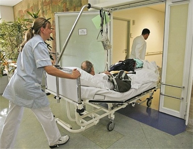 "Mehr Ertrag in Kliniken - mehr Qualität" Ein Patient wird in eine andere Abteilung verlegt: Erwirtschaften Kliniken Erträge, können sie in Personal und Technik investieren.