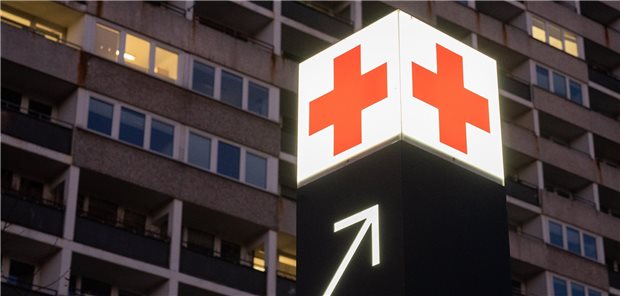 Hannover: Klinikverbund mit Extra-Finanzbedarf von bis zu 70 Millionen Euro Ein Pfeil weist den Weg zur Notaufnahme vom Krankenhaus Siloah Klinikum Region Hannover (KRH). Der Klinikverbund will sich umstrukturieren, braucht in diesem Jahr aber deutlich mehr Geld.