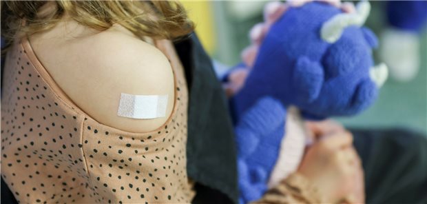 STIKO empfiehlt COVID-Impfung für vorerkrankte Kinder Ein Pflaster klebt auf dem Arm eines 7-jährigen Mädchens, nachdem es gegen das COVID-Virus geimpft wurde.