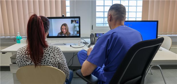 Ein Pfleger der Justizvollzugsanstalt Chemnitz mit einer Kollegin bei einer Onlinesitzung in der Krankenstation.