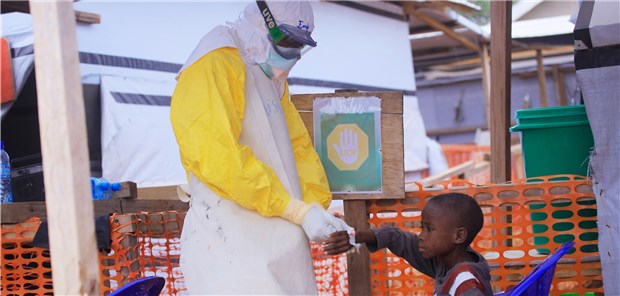 Erstmals wirksame Ebola-Therapie in Sicht Ein Pfleger eines Ebola-Behandlungszentrums im Kongo versorgt ein Kind, bei dem Verdacht auf eine Ebola-Infektion besteht. Vielleicht könnten bald neue Medikamente Heilung bringen.