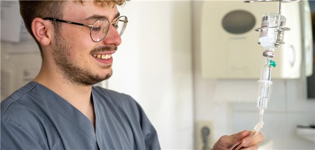 Ein Pflegeschüler hängt eine Infusion an. Das Sozialministerium hat in seiner Antwort auf eine parlamentarische Anfrage neue Zahlen zum Ausbildungsgeschehen in der Pflege veröffentlicht.