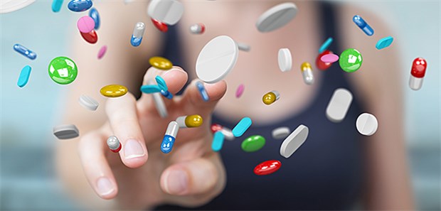 Opioid-Epidemie auch bald in Deutschland? Ein Pillenregen: Aus Sucht zerkochen manche Abhängige Schmerzpflaster oder zerstoßen Pillen, um an den konzentrierten Wirkstoff heranzukommen.