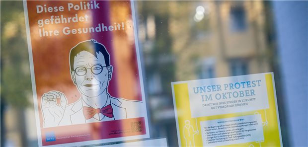 Protest der bayerischen Ärzte: „Wir werden nicht gesehen“ Ein Plakat mit der Aufschrift „Diese Politik gefährdet Ihre Gesundheit“ hängt an der Tür zu einer vorübergehend geschlossenen Arztpraxis. Viele Praxen in Bayern öffnen am 10. Oktober später, um gegen die geplante Abschaffung der Neupatientenregelung zu protestieren.