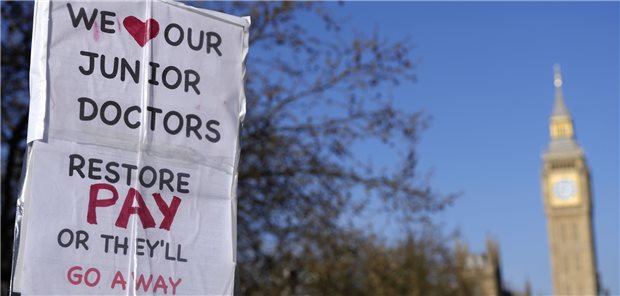 Ein Plakat von Streikposten vor dem St. Thomas‘ Hospital in London mit dem Big Ben im Hintergrund. In Großbritannien sind am Dienstag knapp 50.000 Assistenzärzte aus Krankenhäusern in einen Streik getreten.

