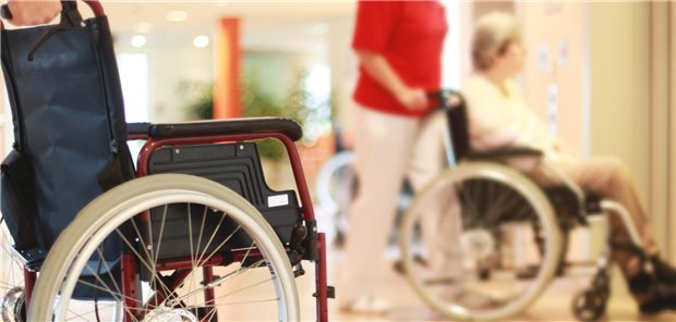 Eigenanteile der Pflegeheimbewohner knacken die 2.400-Euro-Marke Ein Rollstuhl steht in einem Pflegeheim.