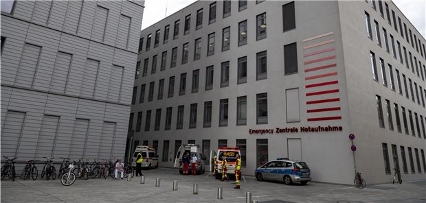 Gesundheitszustand von Nawalny ist stabil Ein Polizeiauto steht am Eingang der Zentralen Notaufnahme der Berliner Charite. In der Klinik wird der russische Oppositionelle Nawalny behandelt. Ärzte der Berliner Charite gehen davon aus, dass der Kremlkritiker vergiftet wurde.