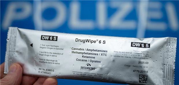 3,5 ng/ml THC im Blutserum: Sieht so der neue Cannabis-Grenzwert am Steuer aus? Ein Polizeibeamter hält während einer Verkehrskontrolle ein Testkit zum Testen von Verkehrsteilnehmern auf Cannabis, Amphetamine, XTC, Ketamine, Kokain und Opiaten in der Hand.