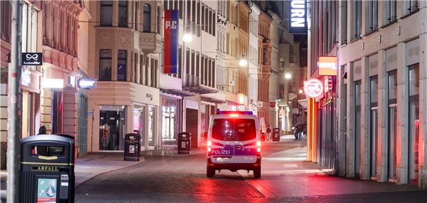 Corona-Notbremse: SPD hält Ausgangssperren jetzt für „gerichtsfest“ Ein Polizeifahrzeug kontrolliert die nächtliche Corona-bedingten Ausgangsbeschränkung in Halle.