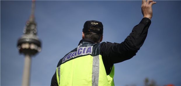 Madrid ist längst Labor für Umgang mit zweiter Corona-Welle Ein Polizist gibt am ersten Arbeitstag mit Mobilitätseinschränkungen in Madrid an einem Kontrollpunkt Anweisungen. Die Stadt ist von der Zentralregierung vom Umland weitgehend abgeriegelt worden.