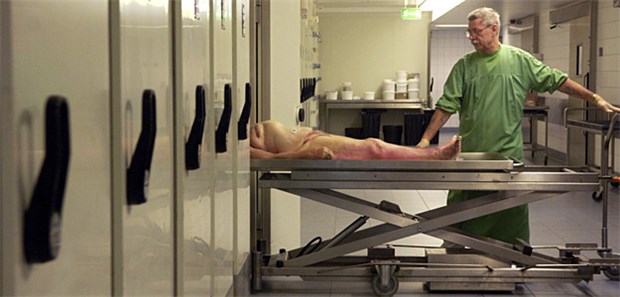 Wird die Rechtsmedizin kaltgestellt? Ein Präparator schiebt in der Rechtsmedizin des Universitätsklinikum Eppendorf eine Leiche in eine Kühlkammer.