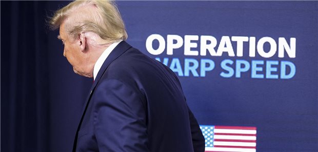 Trump geht, COVID-19 bleibt Ein Präsident verlässt die Bühne: Donald Trump hatte darauf gesetzt, dass mit seiner „Operation Warp Speed“ die Entwicklung eines Impfstoffs gegen COVID-19 beschleunigt werden könnte. Der Impfstoff ist da, er kam allerdings nicht rechtzeitig vor dem Wahltermin – wie Trump eigentlich erhofft hatte.
